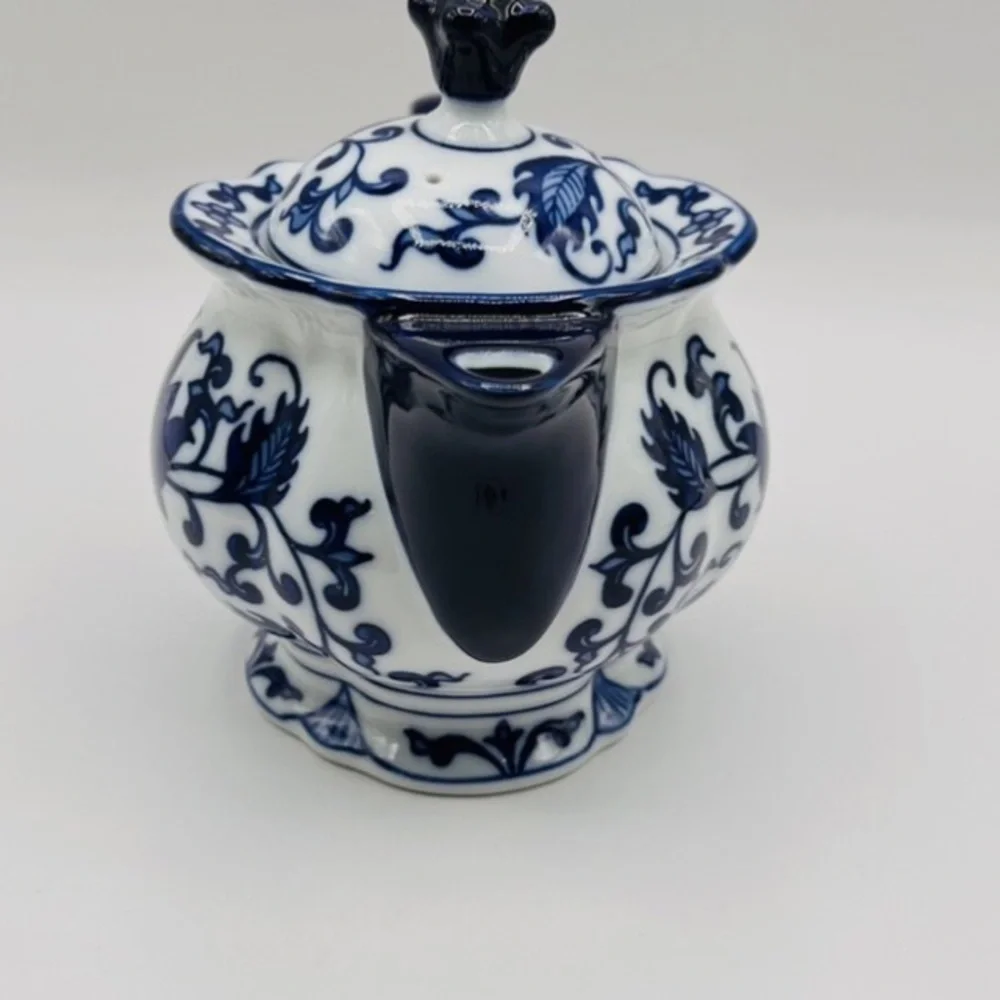 Beautiful Bombay&Co. Blue and White teapot vintage with floral print. - Picture 3 of 8
